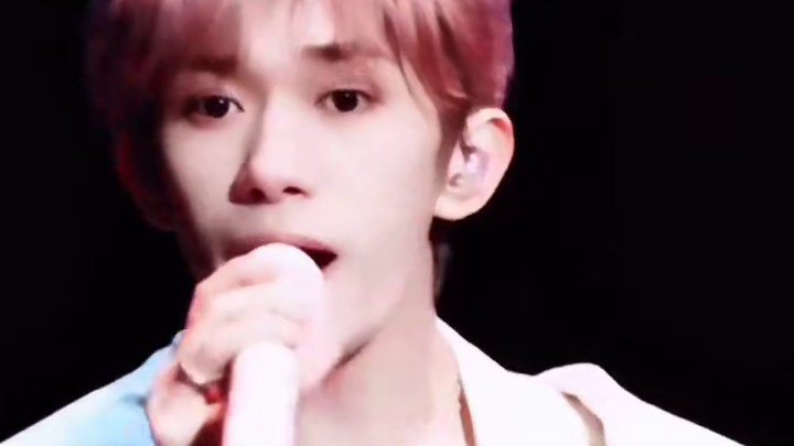 “夕阳衬托甜蜜行踪 晚风轻抚你的笑容” #易烊千玺#粉雾海#易烊千玺上海演唱会