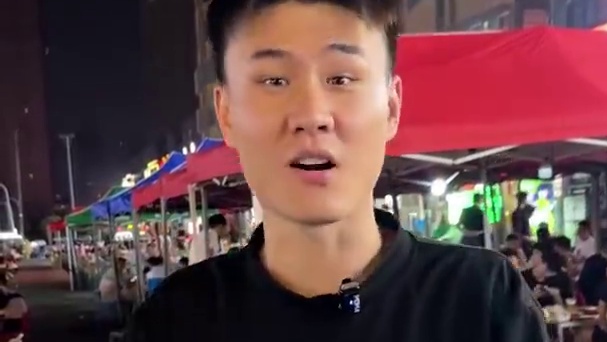 看给我兄弟馋的 生蚝整碗吃哈哈哈每次来兴隆街都要来吃这老三样 生蚝烤猪蹄和海鲜大咖#兴隆街 #烤猪蹄