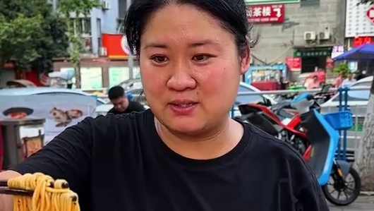忠实湖北粉丝姐姐专程为了调料而来，带着朋友的老公来挑战？现场差点引起误会！#美食 #重庆小面 #小面