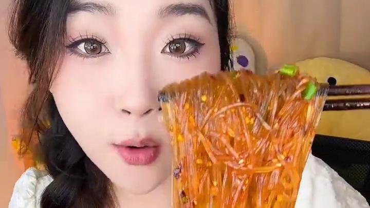 合味芳10桶的机制来啦！他家这个红薯粉我喜欢吃加麻加辣的！真红薯粉！顺滑q弹，麻麻辣辣！#夜宵吃什么