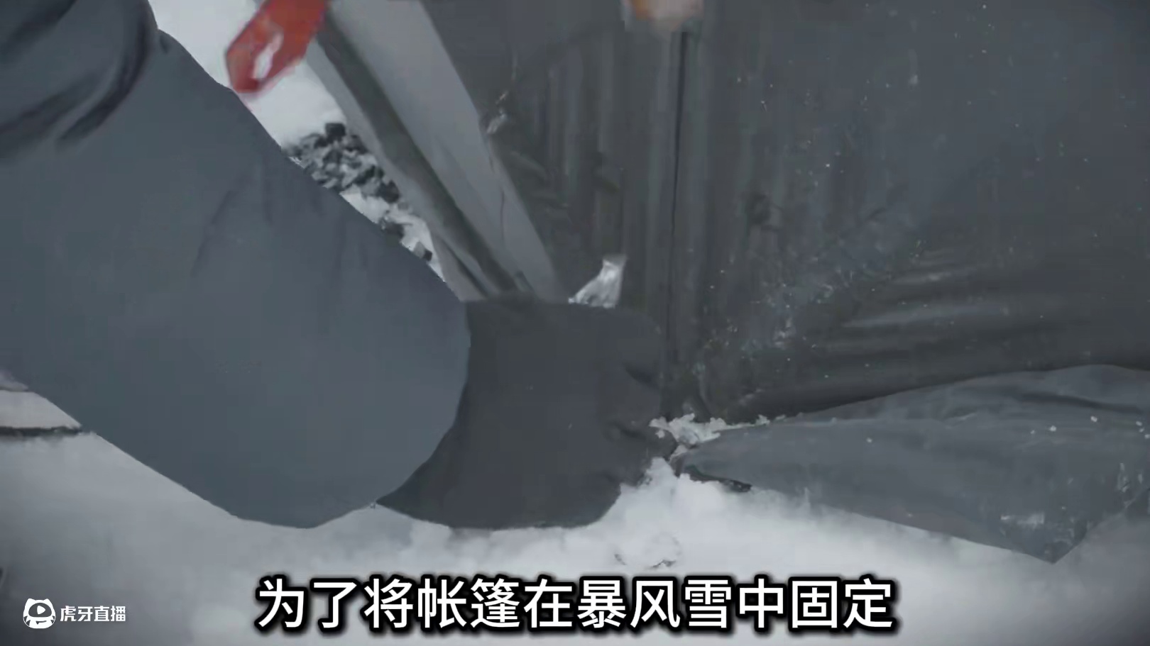 第1集：雪山上搭建帐篷车露营地，遇到暴风雪天气，独自露营生活