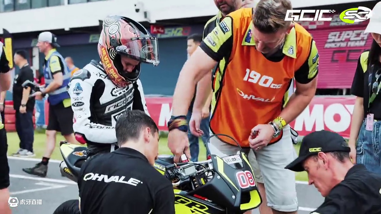 当少年骑士学会敬畏赛道
输赢已是成长最锋利的磨刀石
他们以敬畏之心拥抱规则赋予的困境
在失控与掌控的