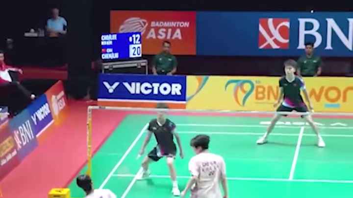 陈俊廷网前拦截完美收官，看到男双夺冠是非常激动的事。 #羽毛球