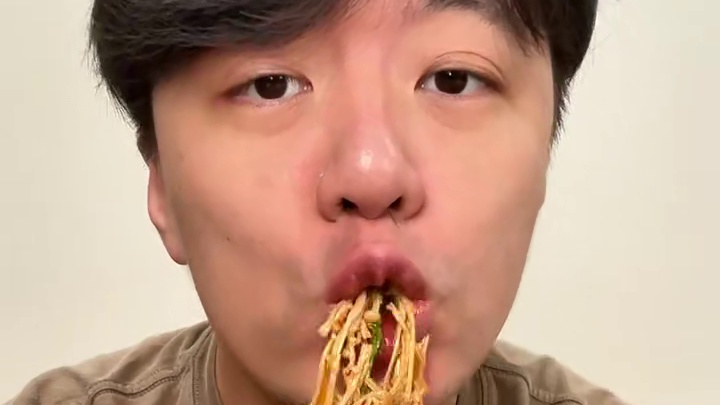 嘎吱嘎吱，豆皮吸满了卤汁，香香辣辣好入味！#追剧小零食#零食推荐#豆皮卷