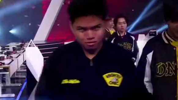 刺猬兄弟相聚赛场，激动万分的入场方式，现场活跃度拉满#决胜巅峰全球电竞  #决胜巅峰全球季中杯 #决