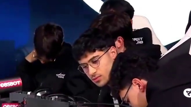 海外战队赛后集体换鞋成标志性场景，独特的赛场仪式引人瞩目#决胜巅峰全球电竞  #决胜巅峰全球季中杯 