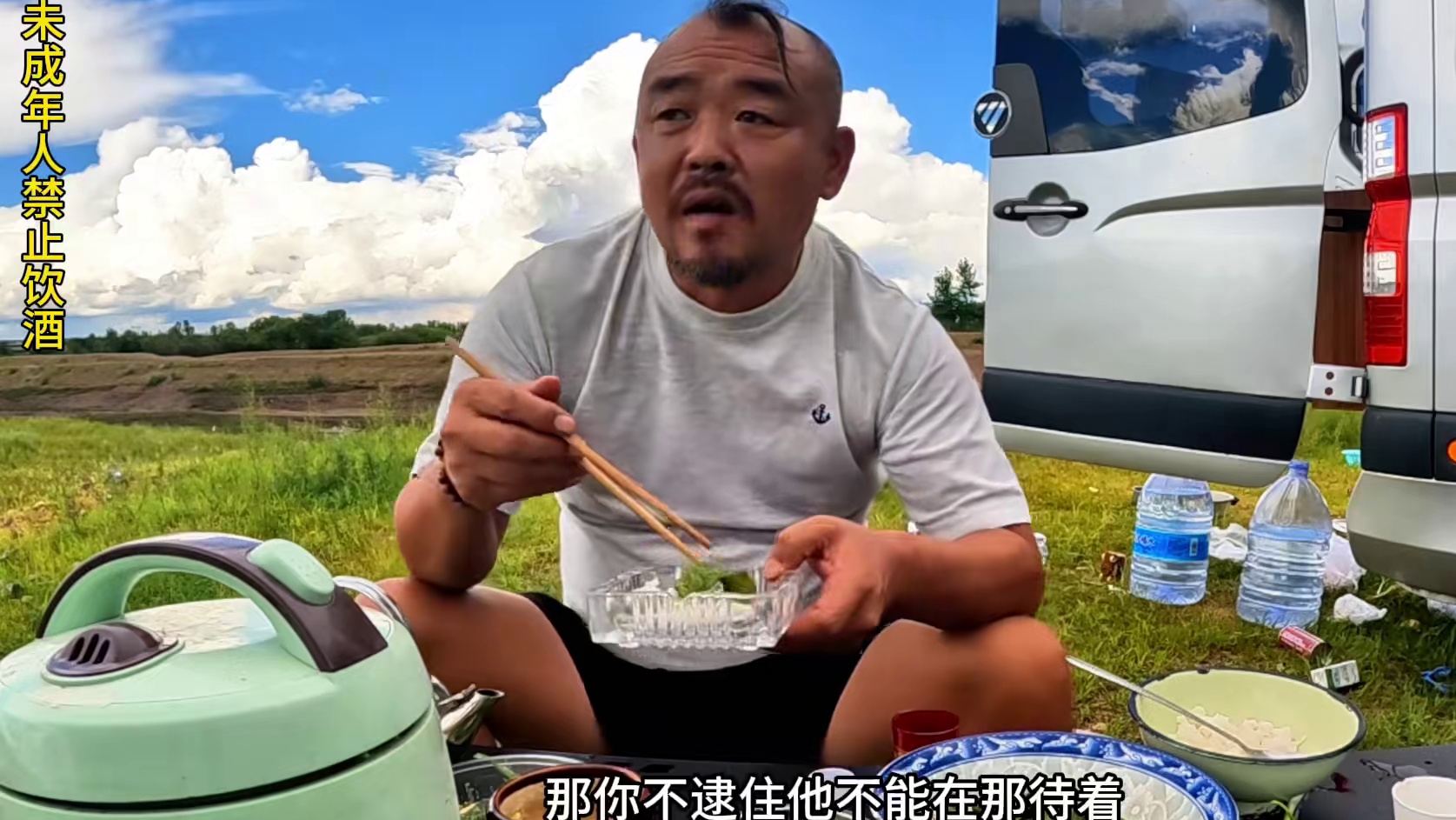 沙大厨做的东北炖豆角太香了，无人能超越#野外生活 #露营美食