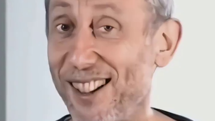 鹿晗这个接话筒动作第三视角是这样的