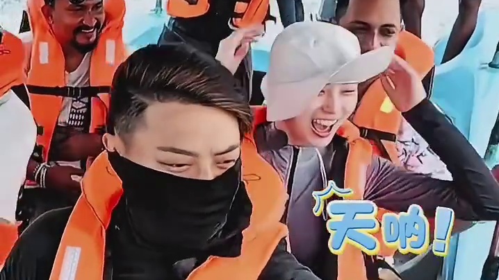 徐艺洋幸运的看到了海豚跃身追浪