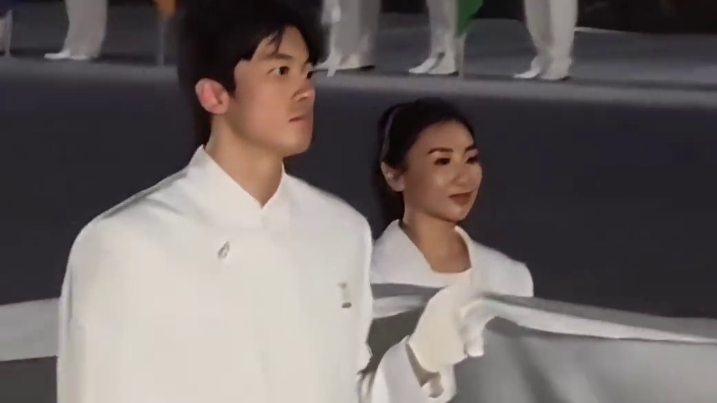潘展乐和汪顺帅气登场，担任世运会开幕式执旗手