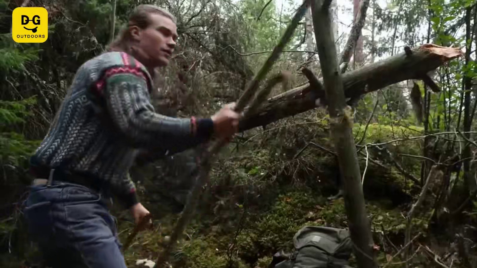 芬兰毛衣哥沉浸式丛林露营，营地依旧是捡漏的庇护所+一堆篝火！#荒野建造 #野外生存 #露营 #毛衣哥