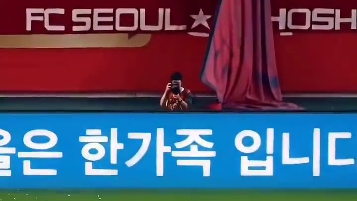 亚马尔连过数人兜射远角破门。