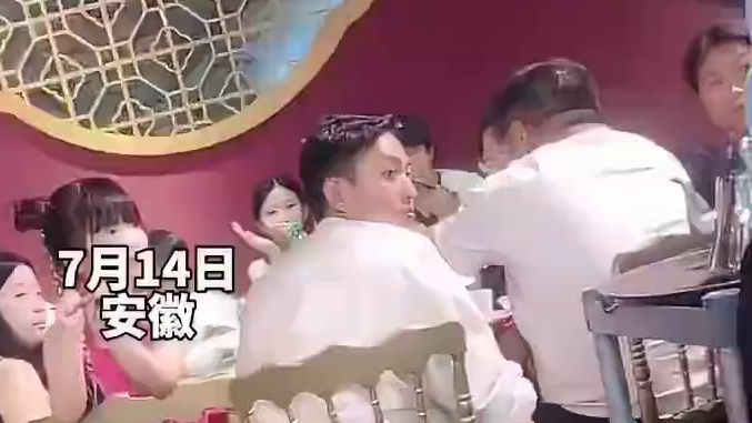 主家欠钱一直不还，他儿子办婚礼，来参加婚礼结果不给这桌上菜。！！！！