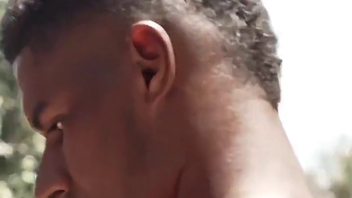 这小子出门要开坦克才安全