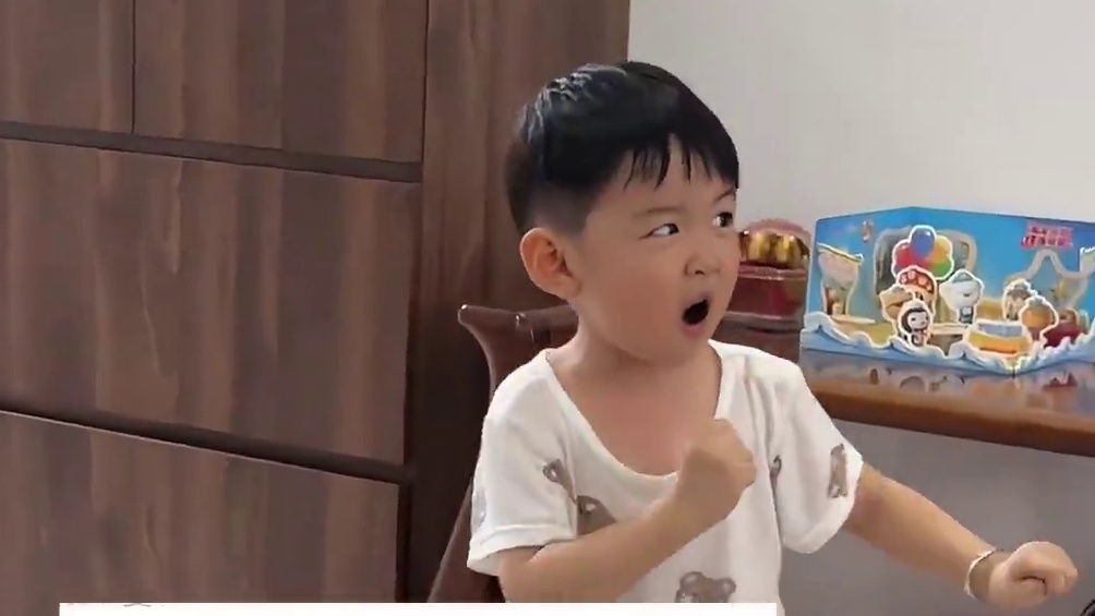 母子俩一言不合就开唱，网友：大抽象生了个小抽象