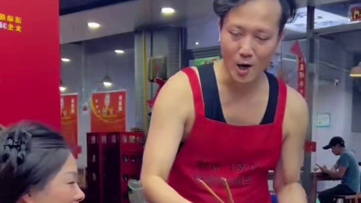 湖南美女轻松拿走4箱螺蛳粉~#螺蛳粉