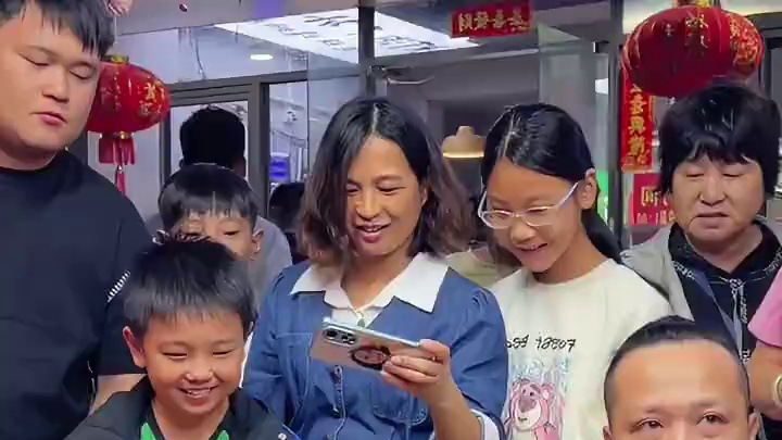 百人围观嗦粉是什么体验？#螺蛳粉