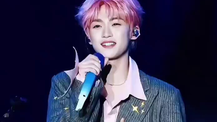 “写成诗句藏进风里 飞奔向你” #梓渝#拥抱你的我#现场版live#梓渝音乐节