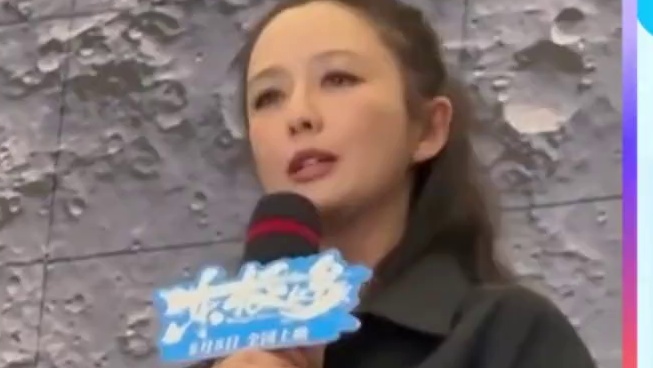 在电影《#东极岛  》的路演中，多位艺人出席并发表了观后感~“好看！”“感动！”“震撼！”梁家辉现场