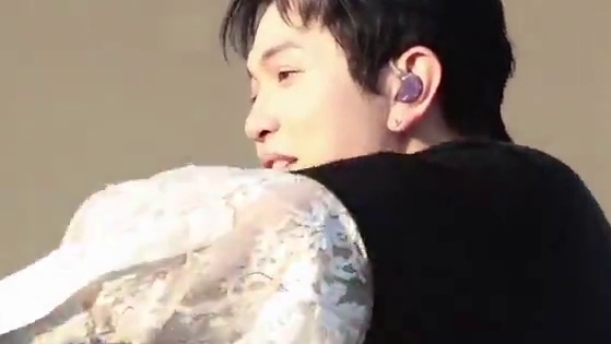 “每个不谈恋爱的人都在等一个人” #颜人中#有些#现场版live#颜人中音乐节