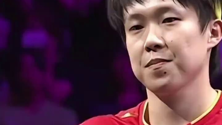 王楚钦3比0战胜吴晙诚，光速晋级八强！王皓指导也满意的笑了，不得不说头哥真的越来越稳了！