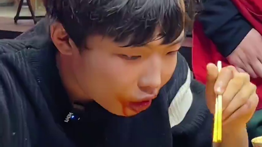 河南帅哥轻松拿走10箱螺蛳粉~#螺蛳粉