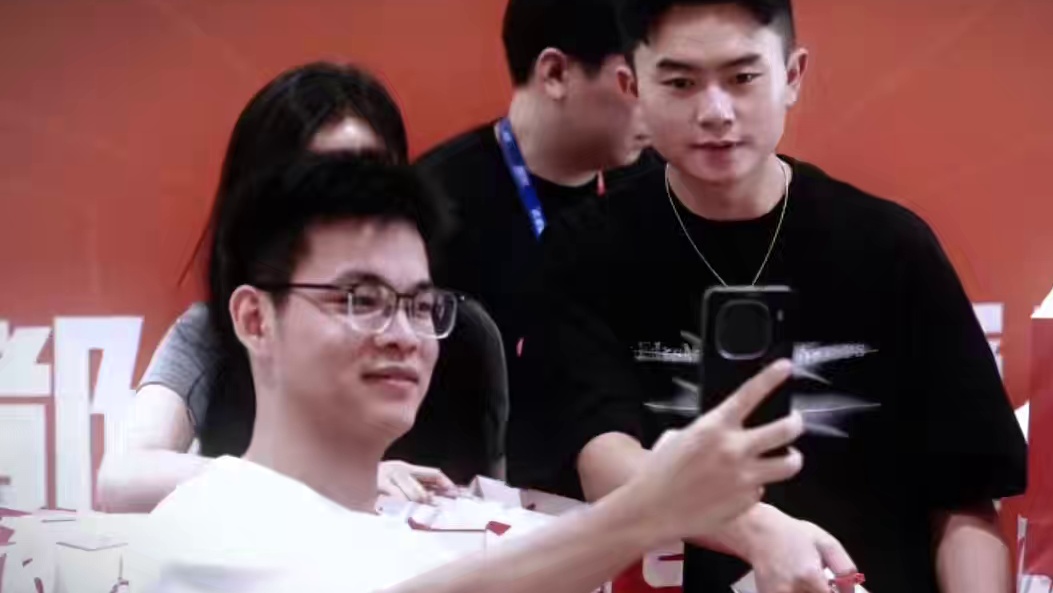 现场的粉丝们都很热情 很开心#穿越火线 #第六次总决赛AB大战 #cf绿豆