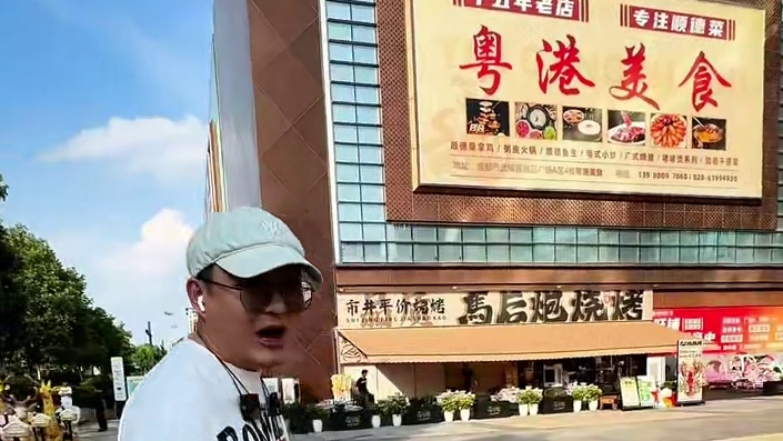 成都的烧烤，真的什么都拿来烤，没想到这家的折耳根牛肉汉堡和烤皮蛋，还挺好吃的#马后炮烧烤 #特色烧烤