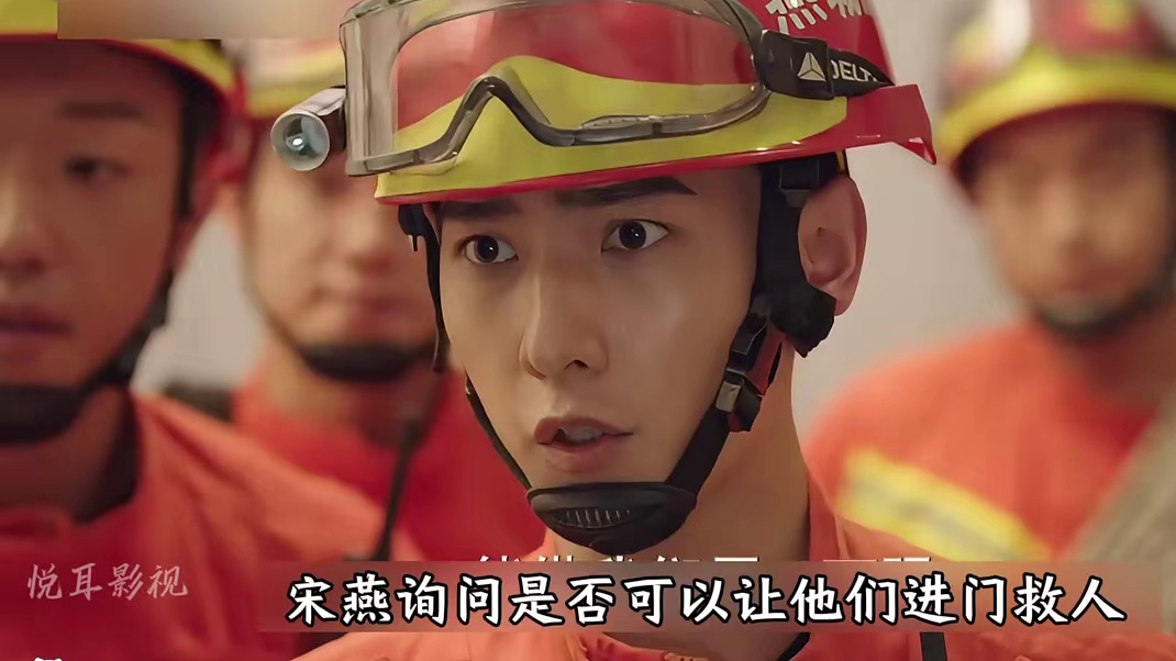 调皮小孩悬挂在三十米高空，幸亏消防员迅速到场，才避免了惨剧