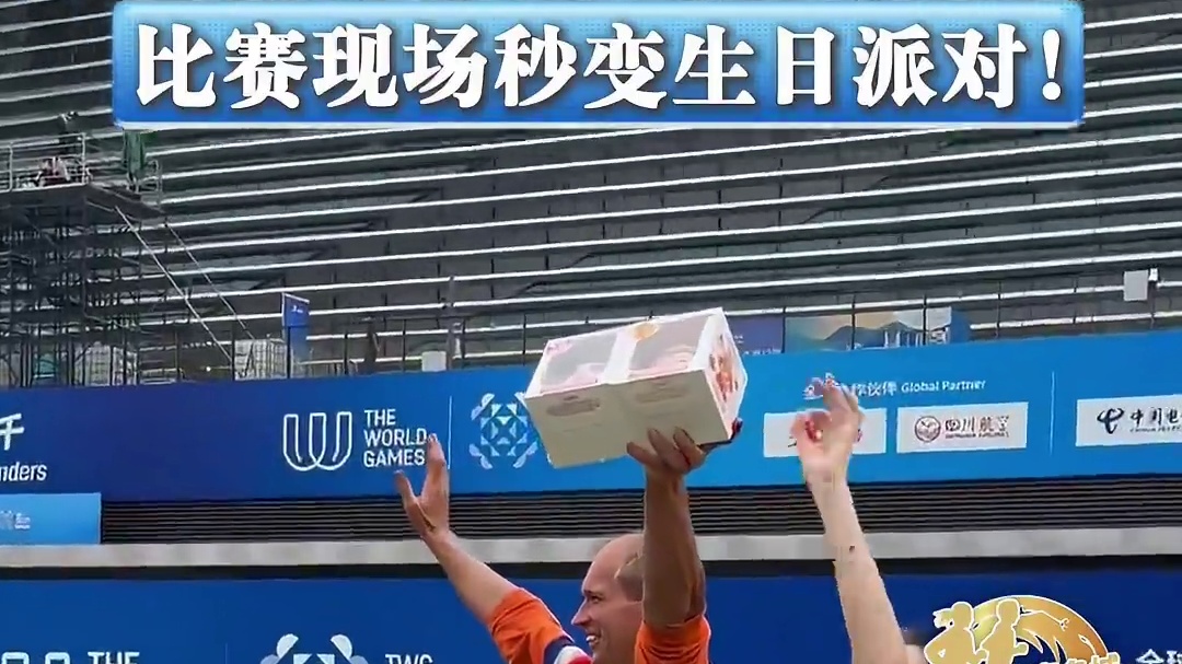 感动哭！8月9日，参加世运的两名运动员在成都度过了难忘的一次生日。#成都世运会