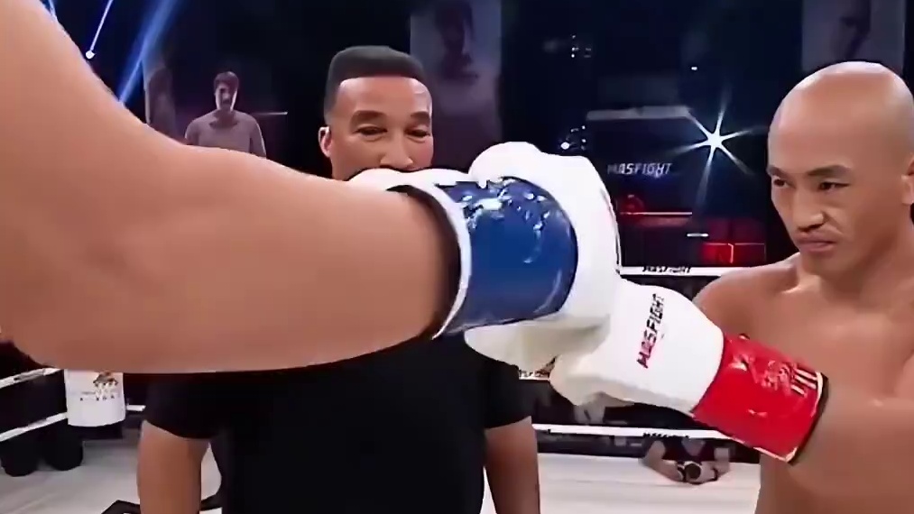 武僧一龙少有的高光时刻，重拳猛击两米高韩国巨人，打得重伤退场 #拳击