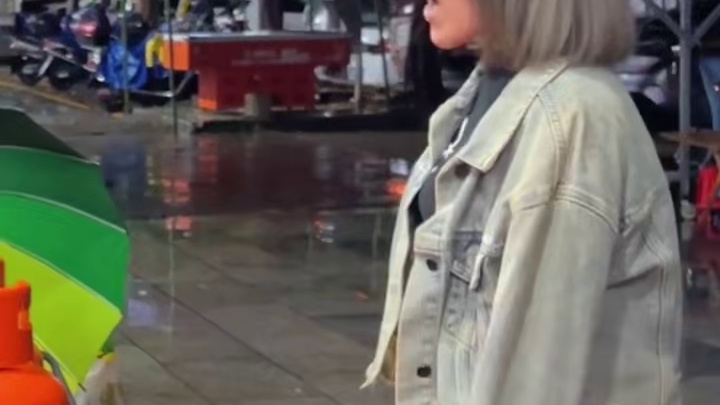 美女冒雨来嗦粉！ #螺蛳粉