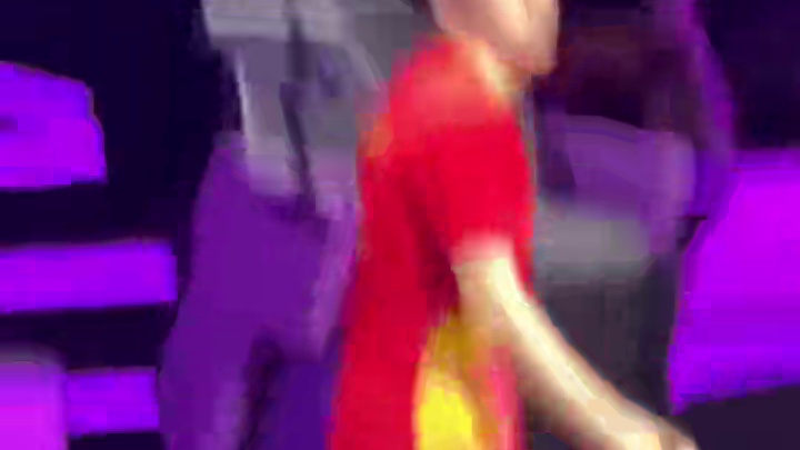 恭喜王楚钦收获WTT男单第100胜！队友教练都为他庆贺！满头是汗还不忘感谢球迷！