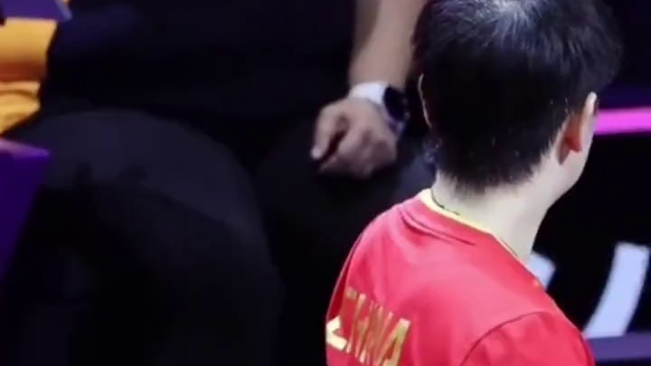 孙颖莎比赛吃到黄牌，莎莎淡定点头回应，面对日本队主场莎莎直接加速收割比赛！