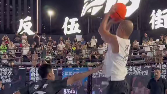“曹芳关键时刻手是真硬” #曹芳 #赖益烨 #反伍刺头决战北京三里屯 #刺头当出头 #反伍街球联赛 