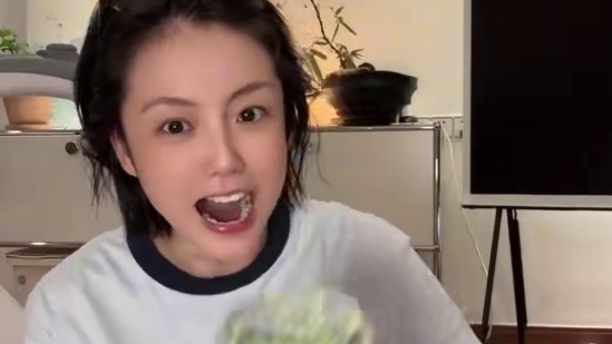 美国糖霜真的是用来吃的？！ #美食测评 #吃播流量密码 #美食挑战 #甜品控 #一起挑战吧