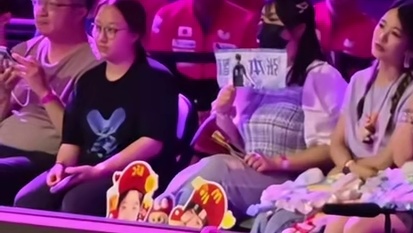 许昕女儿到日本现场为国乒加油，一举一动太可爱了