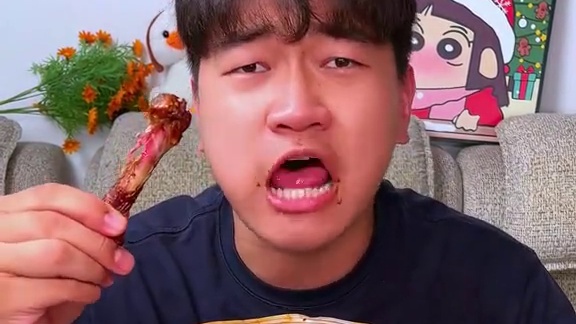 好吃到停不下来的爆辣鸭小腿，里面加了印度魔鬼椒，纯辣不带一点甜 #好吃到停不下来 #零食推荐 #追剧