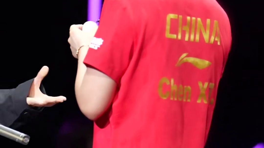 陈幸同4-2早田希娜晋级#WTT横滨冠军赛2025 女单半决赛，赛后陈幸同将签名球送给场边观赛的小朋