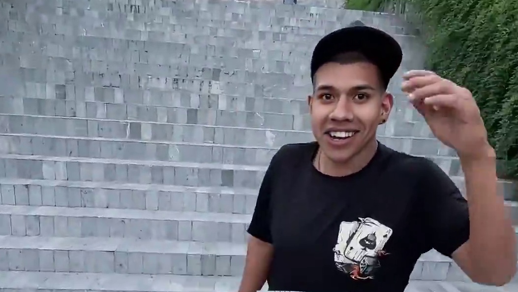 为赢6000比索挑战亲吻美女，没想到对方是..结局当场崩溃！ #街头挑战 #高能反转#街头挑战 #老