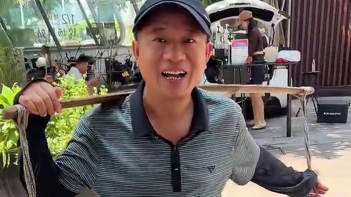 重庆街头偶遇挑挑肥肠！吃到全凭运气