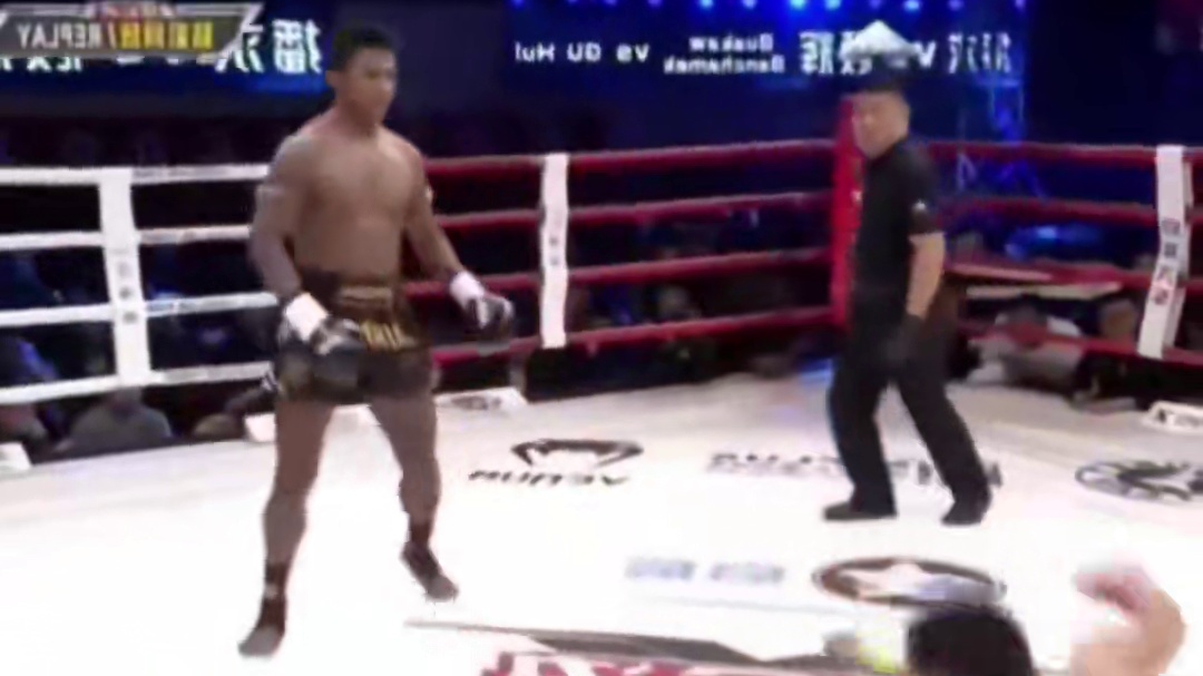 泰拳王KO两名中方选手，泰拳队长袁兵出山将其打出擂台 #泰拳#泰拳王播求
