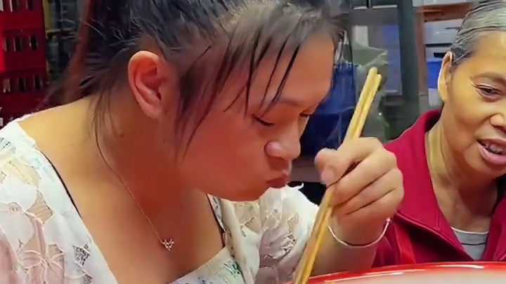 桂林美女轻松拿走奖励~#螺蛳粉