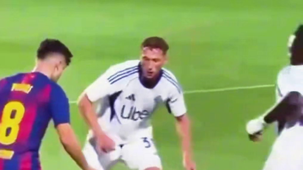 佩德里传球穿裆戏耍对手，沉着冷静