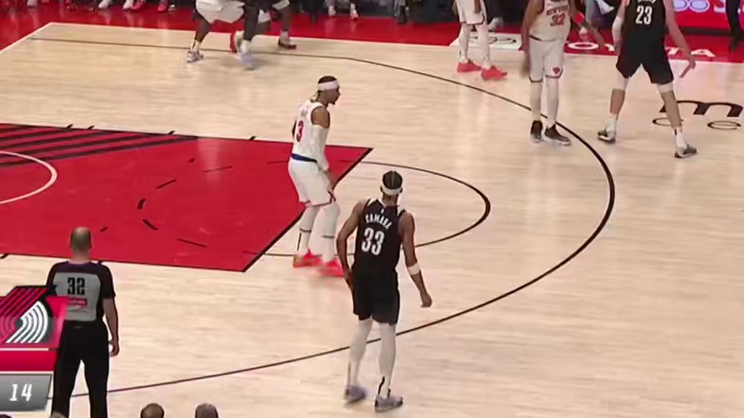 亨德森主场对阵尼克斯16中10拿下30分集锦