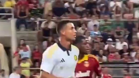 C罗脚后跟传球制造威胁进攻，队友射门打在防守球员