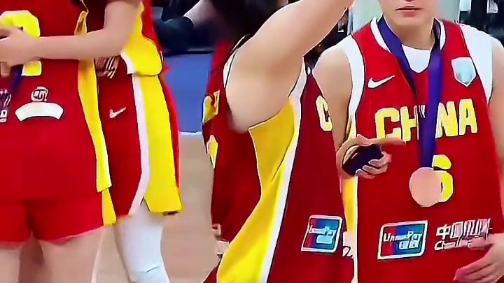 宫鲁鸣教练能力很强，希望他一直带领中国女篮