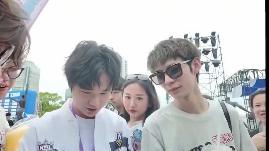 微凉：和大家见面很开心 #微凉 #日常vlog#王者荣耀主播杯#王者主播线下痛衣团建  #跟王者主播