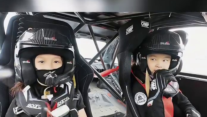 女孩儿也能学赛车吗？exm？什么年代了 女孩不仅能学，还能开的非常酷飒，不信看看？10岁领先一小步长