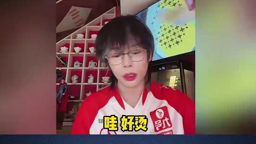 鐘意軒染被搭訕：你們是電競(jìng)選手嗎？#成都AG超玩會(huì)鐘意 #成都AG超玩會(huì)軒染 #2025KPL夏季賽